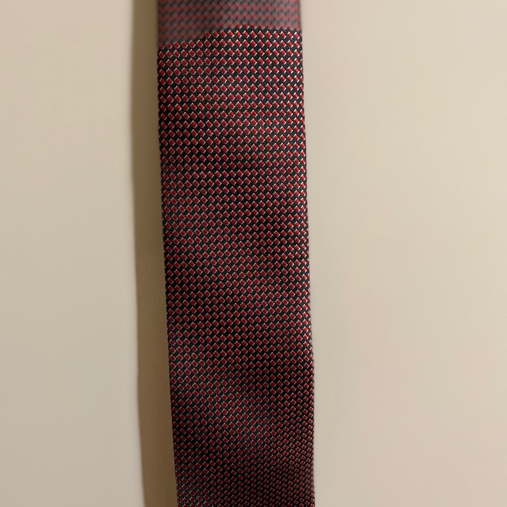 Red patterned tie - Picture 3 of 5